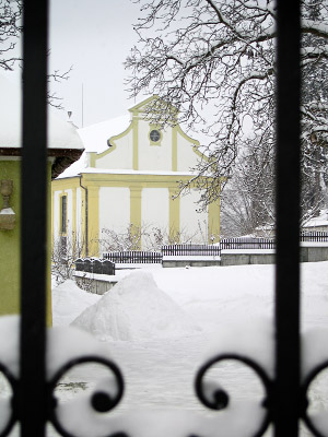 kostel v zimě