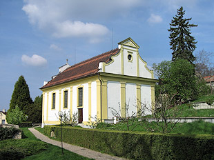 Exteriér kostela v zahradách